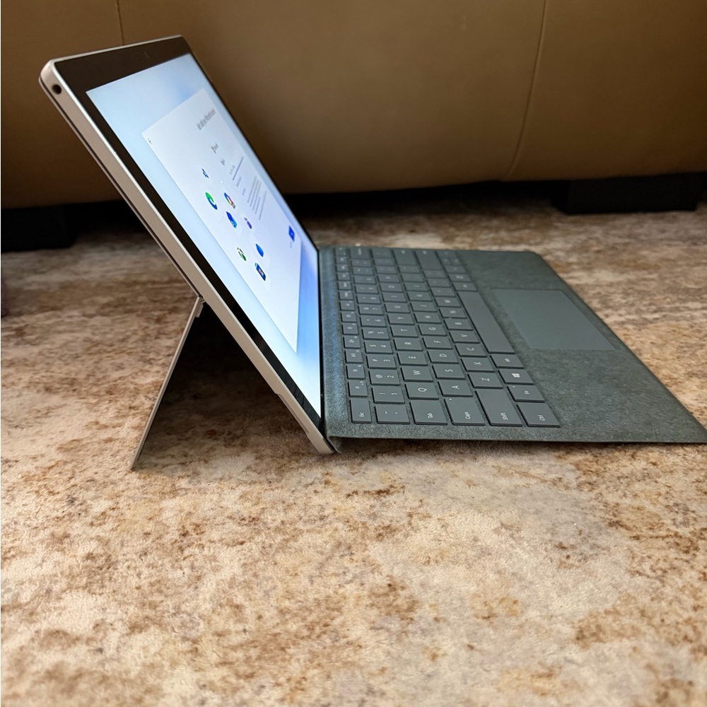 Surface Pro 7 - Picture 2 of 6